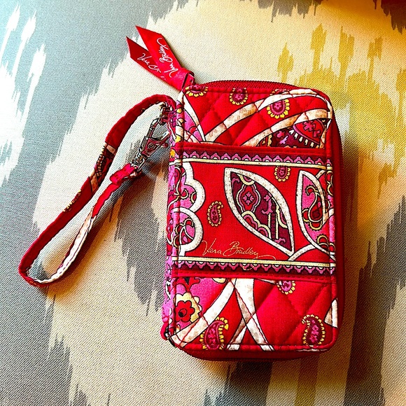 Vera Bradley Handbags - Vera Bradley Retired Rosy Posies Wrislet ❤️